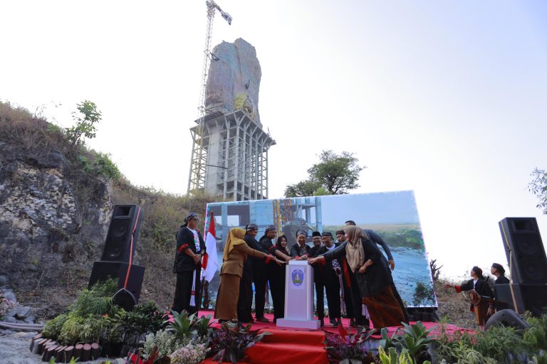 Panel Kepala Merak Terpasang, Main Building Monumen Reog Ponorogo Rampung