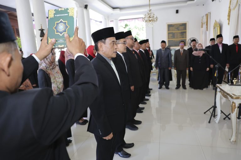 Kukuhkan Pejabat Bapperida, Kang Bupati: Inovasi dan Riset adalah Kunci