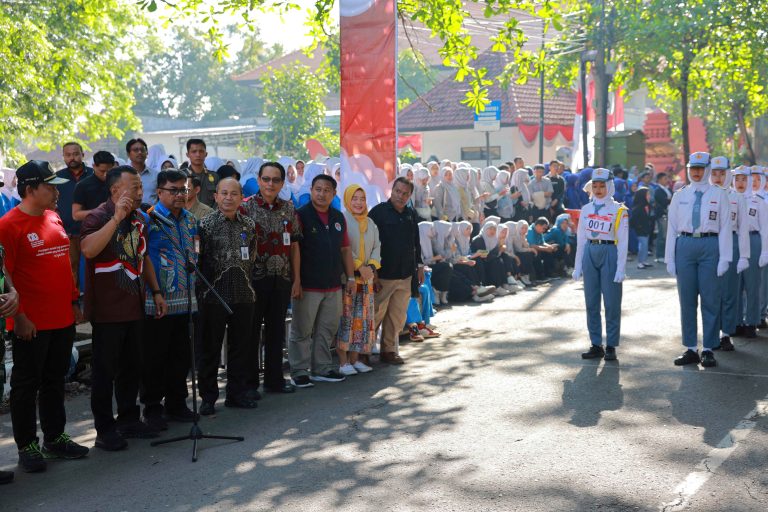 Semarakkan HUT ke-80 RI, Kang Bupati Sugiri Berangkatkan Lomba Gerak Jalan Tingkat SMA