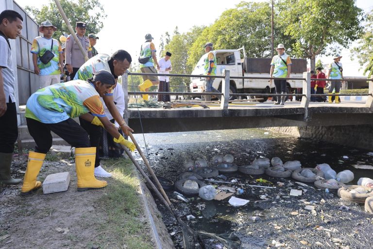 Dua Minggu Sekali KPS Pepeling Bersihkan Sungai di Ponorogo