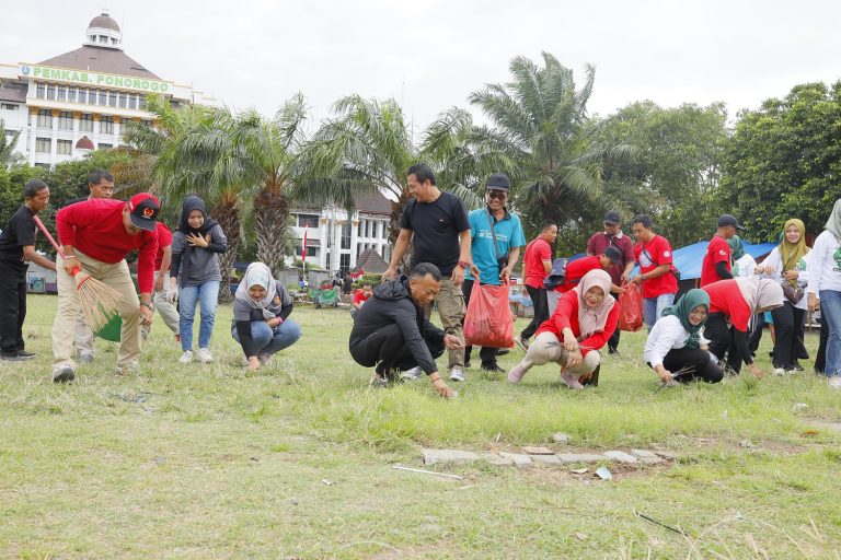 ASN dan Bapas II Madiun Gotong Royong Bersihkan Alun-alun Ponorogo
