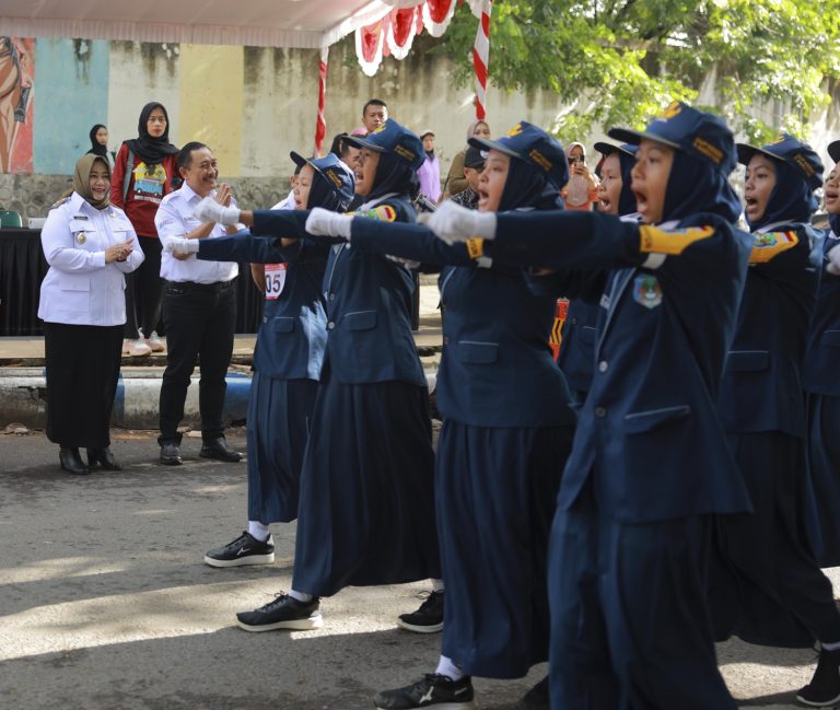 Pelajar Ponorogo Unjuk Kebolehan dalam Lomba Gerak Jalan HUT ke-80 RI