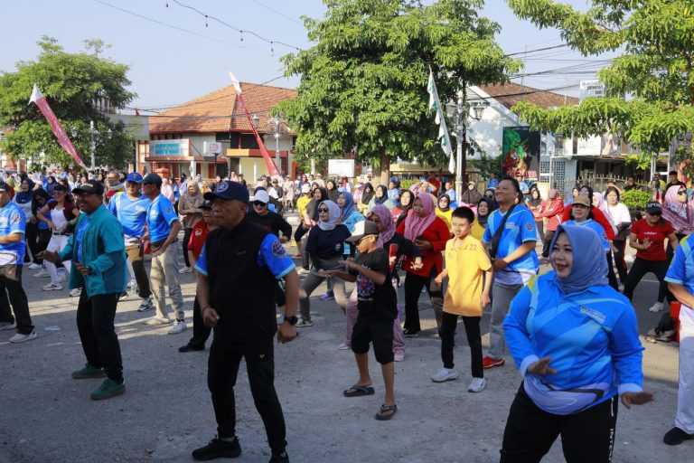 Harhubnas 2025, Kang Bupati Serahkan Penghargaan untuk Sopir ACS dan Juru Parkir Ponorogo