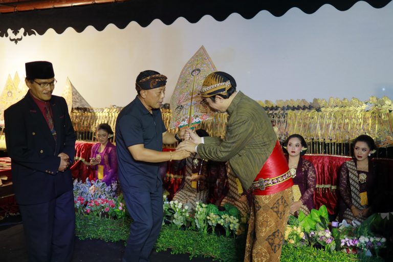 Tontonan dan Tuntunan di Desa Gundik, Pagelaran Wayang Kulit Meriahkan Tradisi Bersih Desa