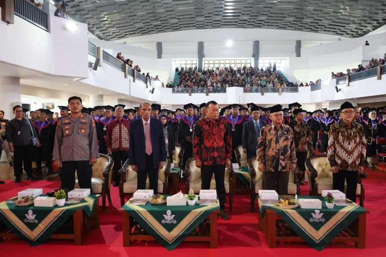 1109 Mahasiswa UMPO Diwisuda, Kang Bupati Sugiri: Jadilah Seperti Obor
