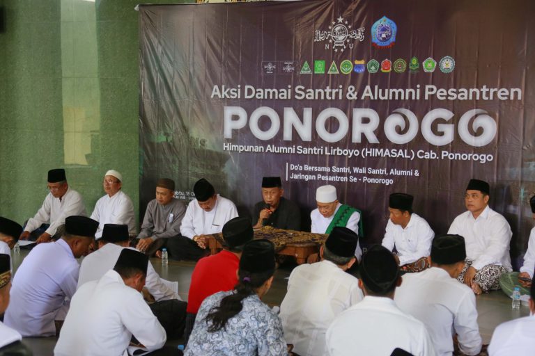 Penuh Khidmat, Kang Bupati Sugiri Ikuti Aksi Damai Bela Pesantren dan Kiai