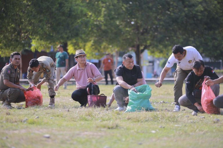 Serentak Bersihkan Ponorogo Sambut World Cleanup Day 2025