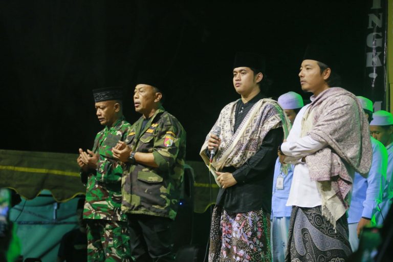Maulid Nabi di Desa Bajang, Kang Bupati Sugiri dan Ratusan Warga Larut dalam Sholawat