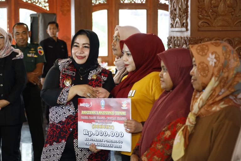 Cair, Plt. Bupati Bunda Lisdyarita Salurkan BLT DBHCHT untuk 6.000 Penerima