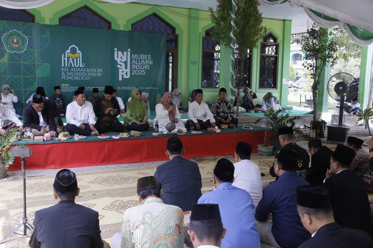 Haul Muassis INSURI Ponorogo, Bunda Lisdyarita Ajak Teladani dan Lanjutkan Perjuangan KH. Adam Basori