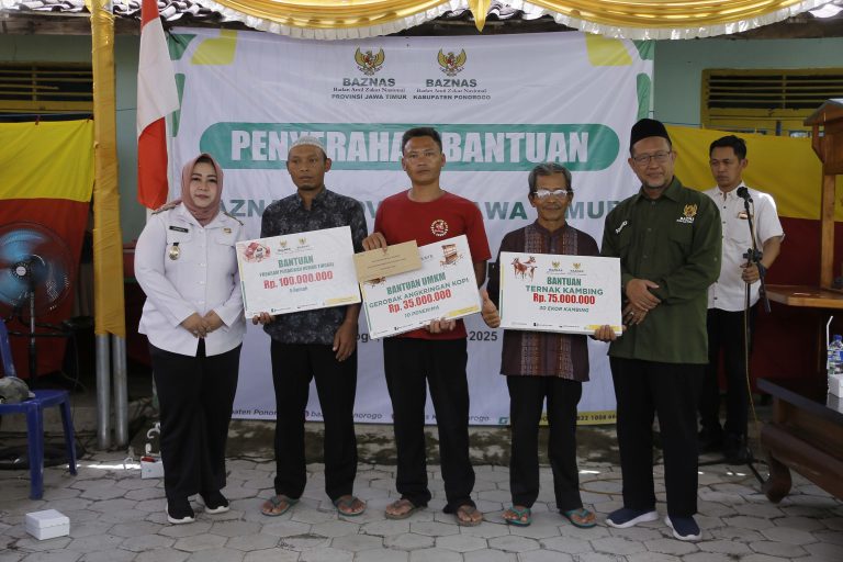 Bersama Baznas Ponorogo, Plt Bupati Bunda Lisdyarita Serahkan Bantuan Rehab Rumah hingga Ternak Kambing