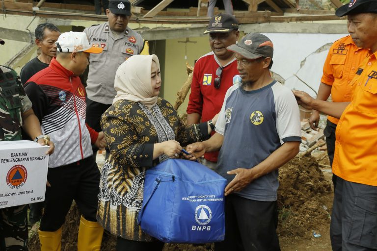 Tanggap Darurat Longsor di Wagir Kidul: Bunda Lisdyarita Pantau Evakuasi dan Salurkan Bantuan bagi Warga Terdampak