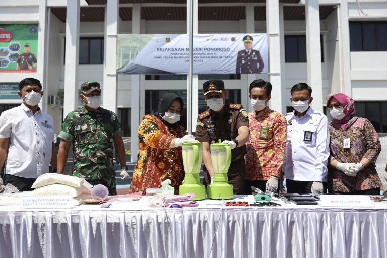 Bunda Lisdyarita Turut Musnahkan Barang Bukti  Perkara Inkrah oleh Kejari Ponorogo