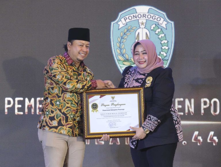 Pemkab Ponorogo Raih Penghargaan Menuju Informatif dari Komisi Informasi