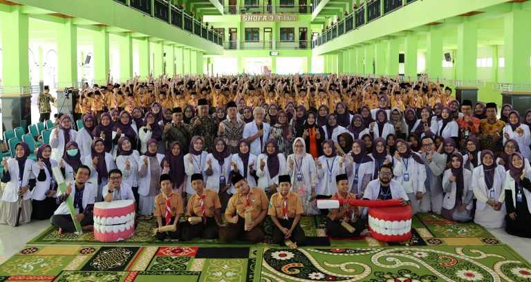 Bersama Para Dokter Gigi, Bunda Lisdyarita Edukasi Kesehatan Gigi dan Mulut kepada Santri