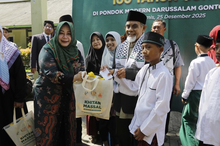 Satu Abad Gontor, Bunda Lisdyarita Dampingi Anak-anak Peserta Khitan Massal