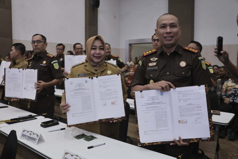 Pemkab dan Kejari Ponorogo Teken Kerja Sama Pelaksanaan Pidana Sosial