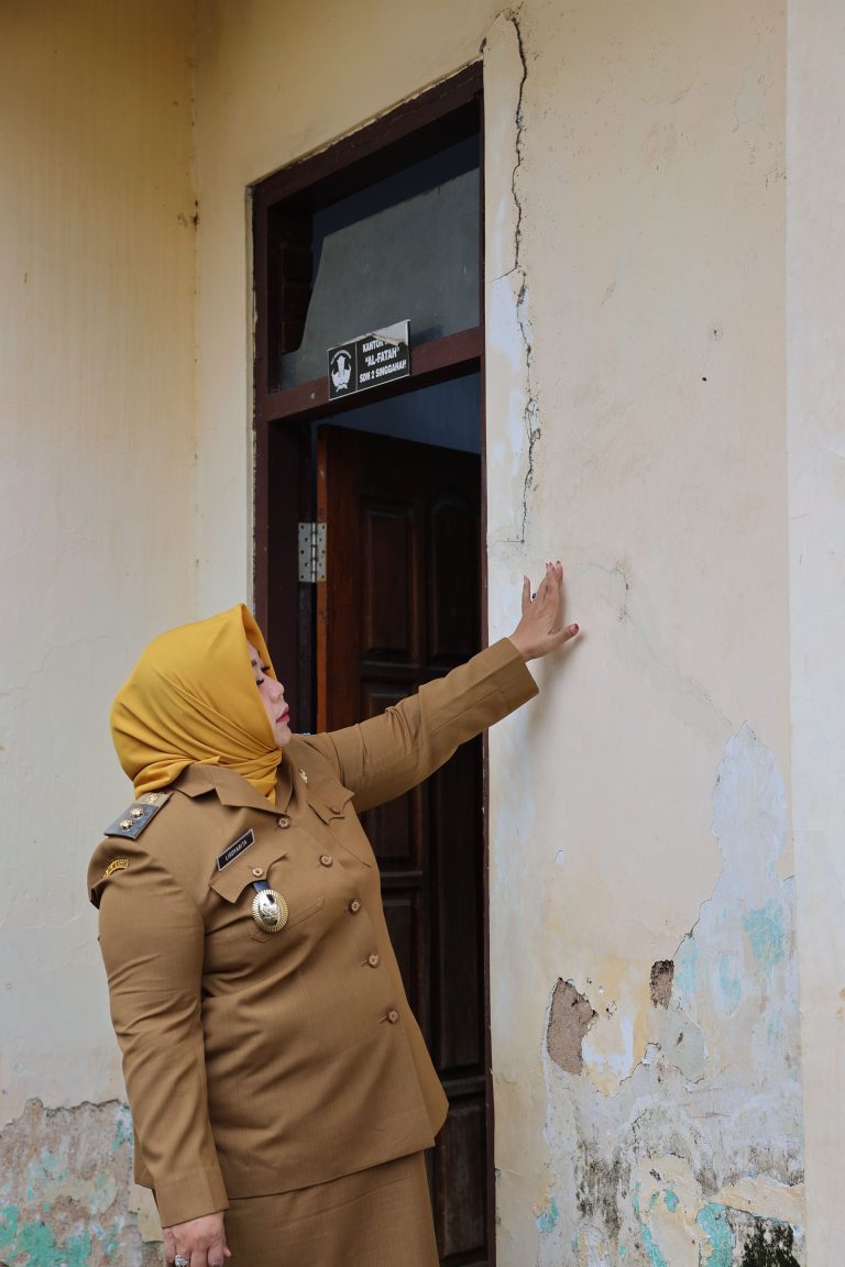 Gercep Cek Kelas Rusak di SDN 2 Singgahan, Plt. Bupati Bunda Lisdyarita Rencanakan Perbaikan