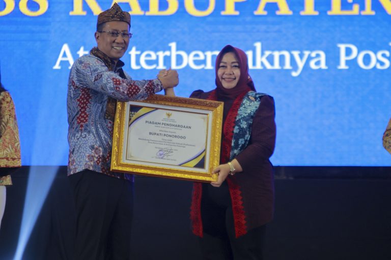 Seluruh Desa/Kelurahan Miliki Pos Bantuan Hukum, Plt. Bupati Ponorogo Dapat Penghargaan dari Menteri Hukum RI