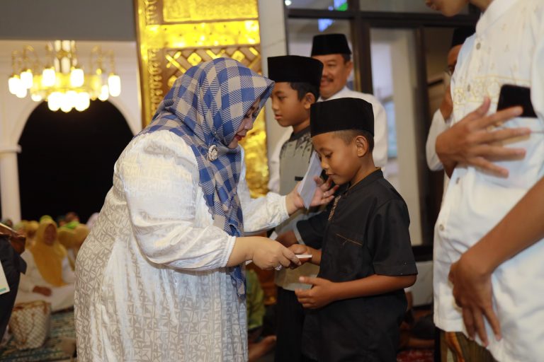 Awali Safari Ramadan 1447 H, Bunda Lisdyarita Sapa Jamaah Masjid di Sooko