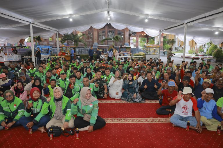 Bunda Lisdyarita Salurkan Zakat Fitrah untuk Pengemudi Becak dan Ojol