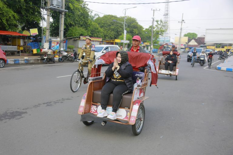 Hemat BBM: Bunda Lisdyarita Naik Becak Listrik, ASN Kayuh Sepeda