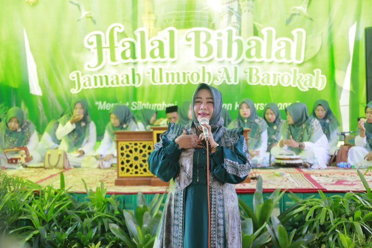Bunda Lisdyarita Halal Bihalal bersama Jamaah Umroh Al-Barokah 