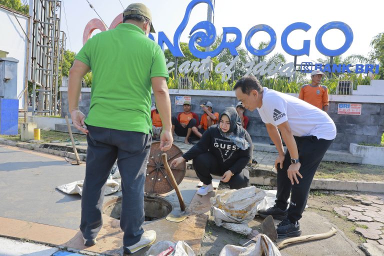 Bersihkan Alun-alun, Bunda Lisdyarita Ajak Jaga Kebersihan dan Keindahan Wajah Kota
