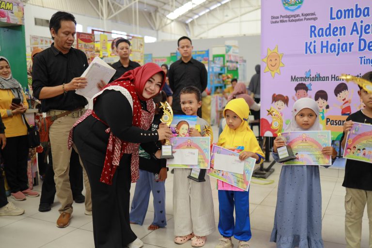 Ceria di Hari Kartini dan Hardiknas, Anak-anak Ponorogo Tuangkan Kreativitas Lewat Warna 