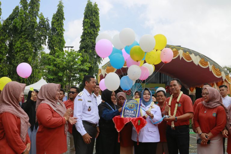 Di Usia 23, Bunda Lisdyarita Yakin SMAN 1 Jenangan Kian Berkembang