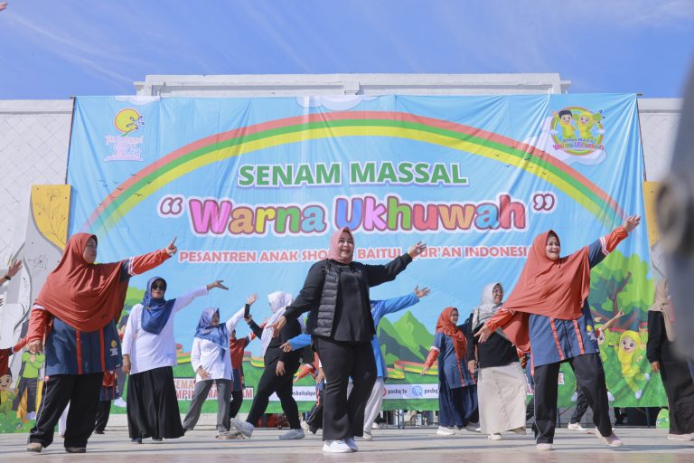 “Warna Ukhuwah”, Senyum Ceria 4.000 Siswa PAS Baitul Quran Hiasi Alun-alun Ponorogo