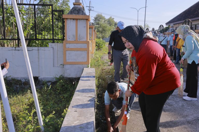 Kerja Bakti Jumat Sasar TPS, Bunda Lisdyarita Matangkan Pengolahan Sampah Termal