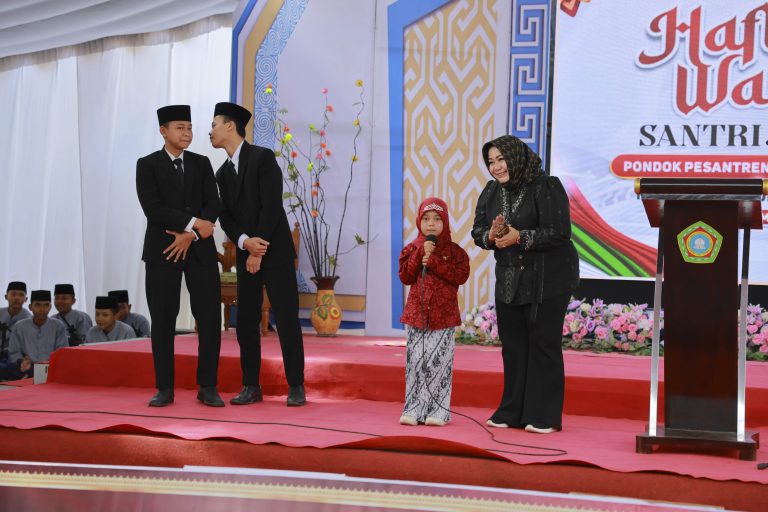 Haflatul Wada’ Darul Istiqomah, Bunda Lisdyarita Ajak Santri Jadi Penggerak