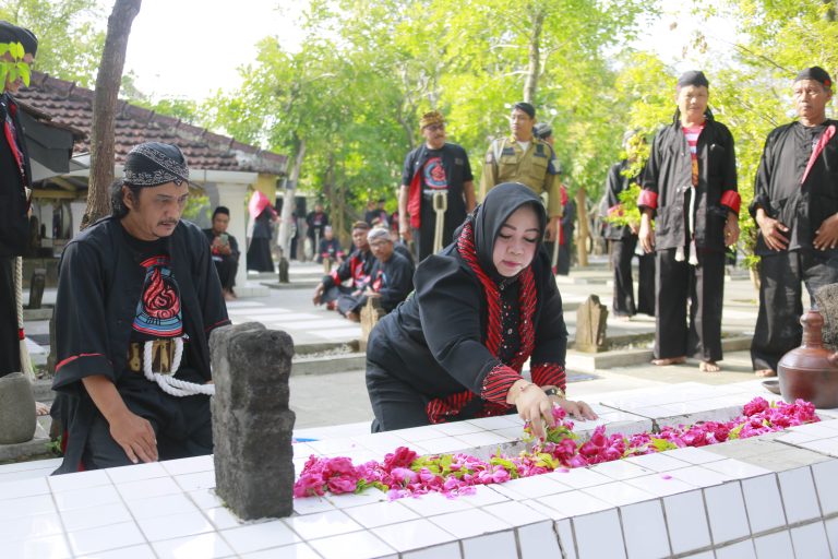 Rawat Ikatan Spritual, Bunda Lisdyarita Ziarah ke Makam Leluhur Ponorogo