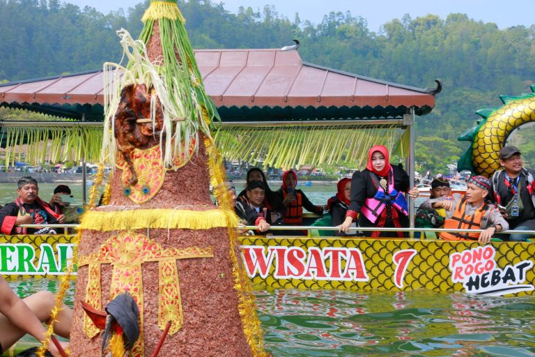 Larungan 1 Suro di Telaga Ngebel: Wujud Syukur, Jaga Budaya dan Alam