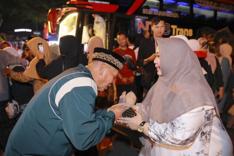 Haru dan Syukur, Bunda Lisdyarita Sambut Jamaah Haji Ponorogo